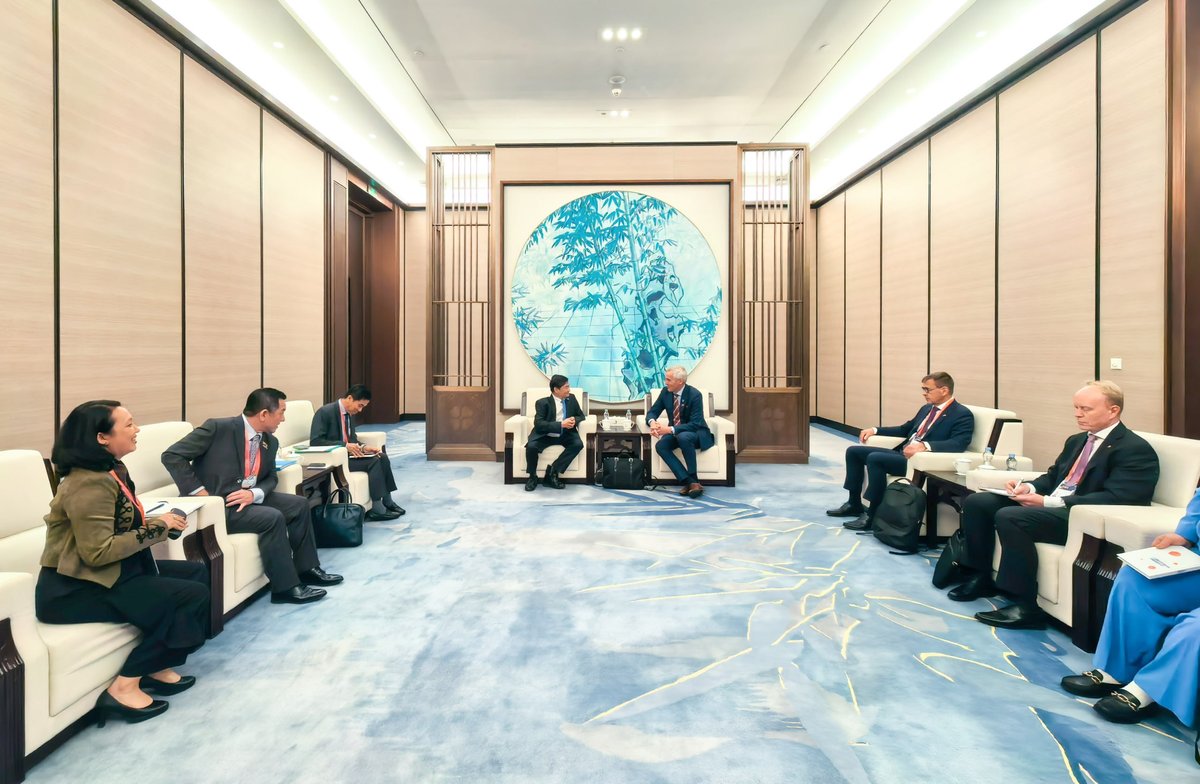 柬埔寨劳工部部长亨索在上海出席活动期间，与芬兰及法国教育部门