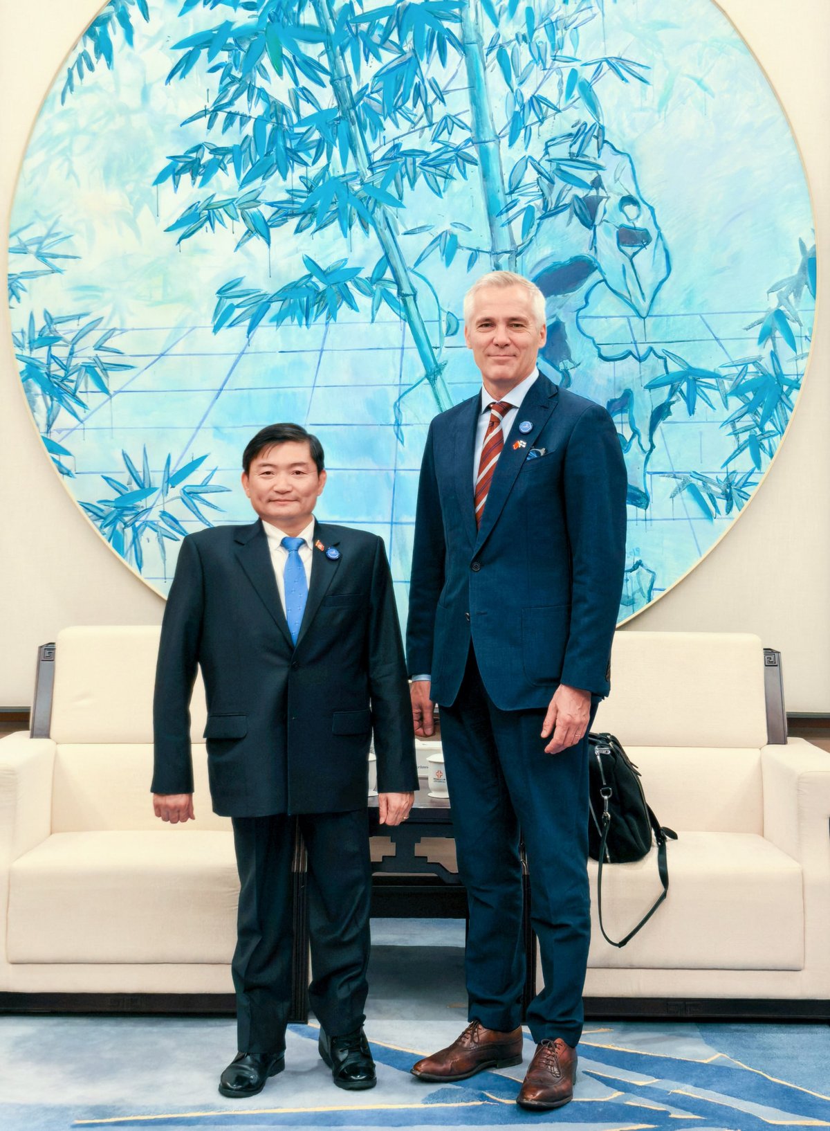 柬埔寨劳工部部长亨索在上海出席活动期间，与芬兰及法国教育部门