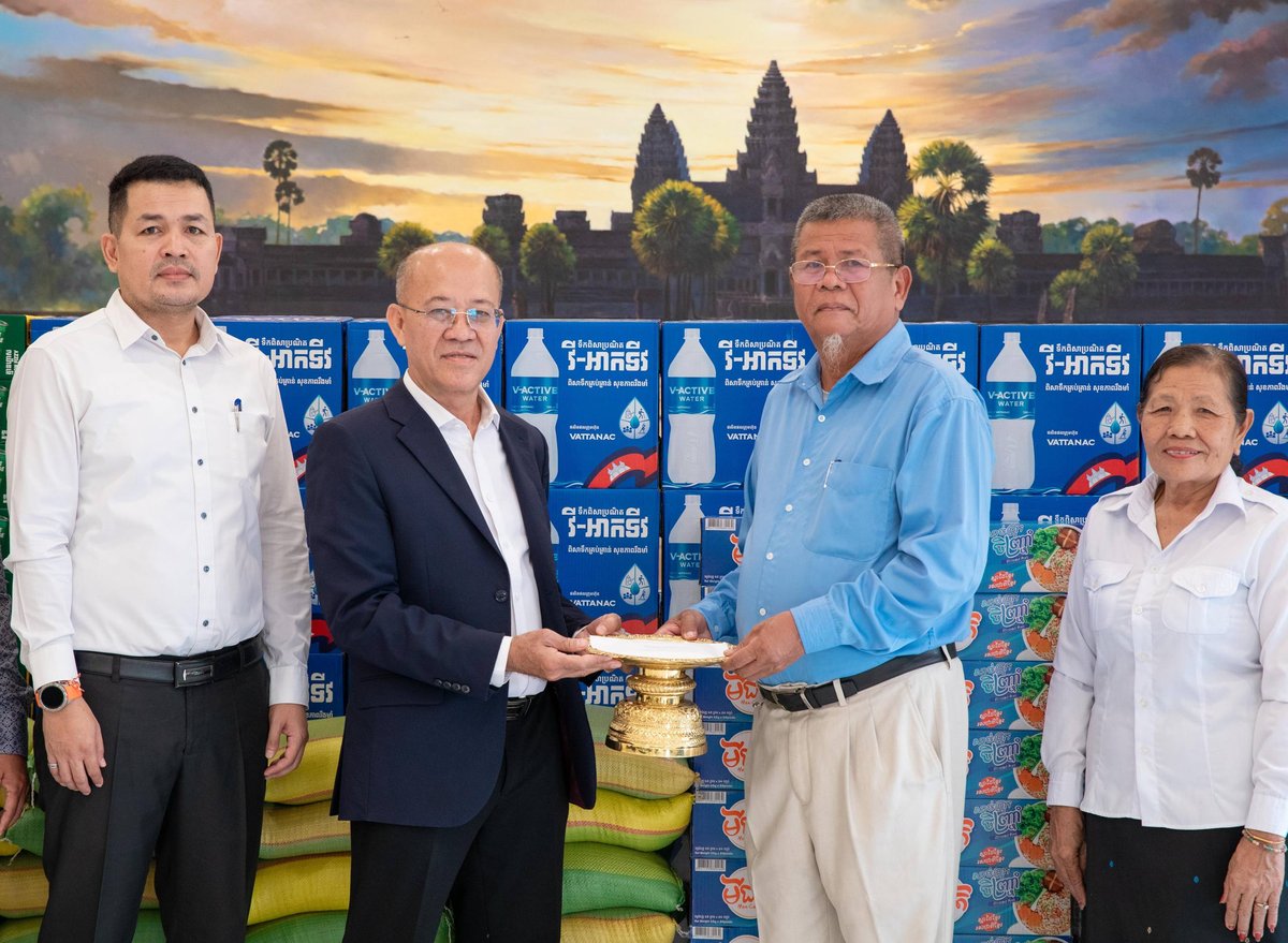 ផ្សារដេីមថ្កូវ分区政府捐赠物资慰问边防