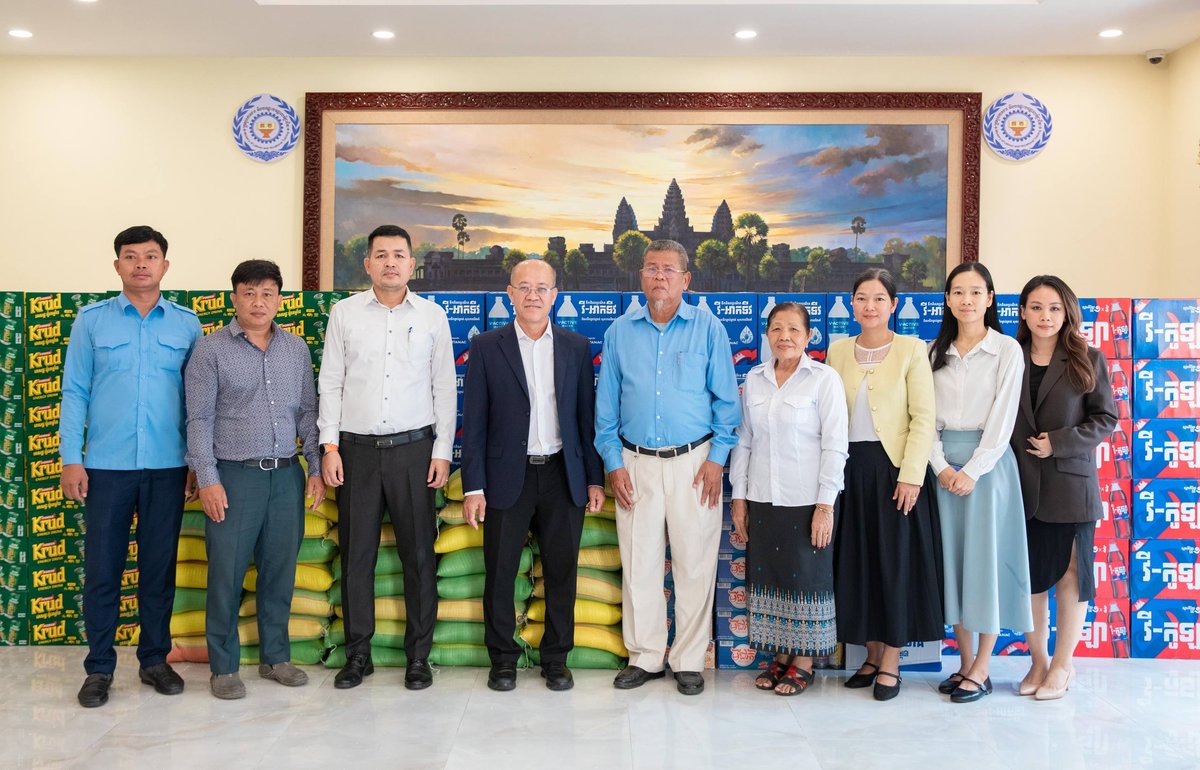 ផ្សារដេីមថ្កូវ分区政府捐赠物资慰问边防