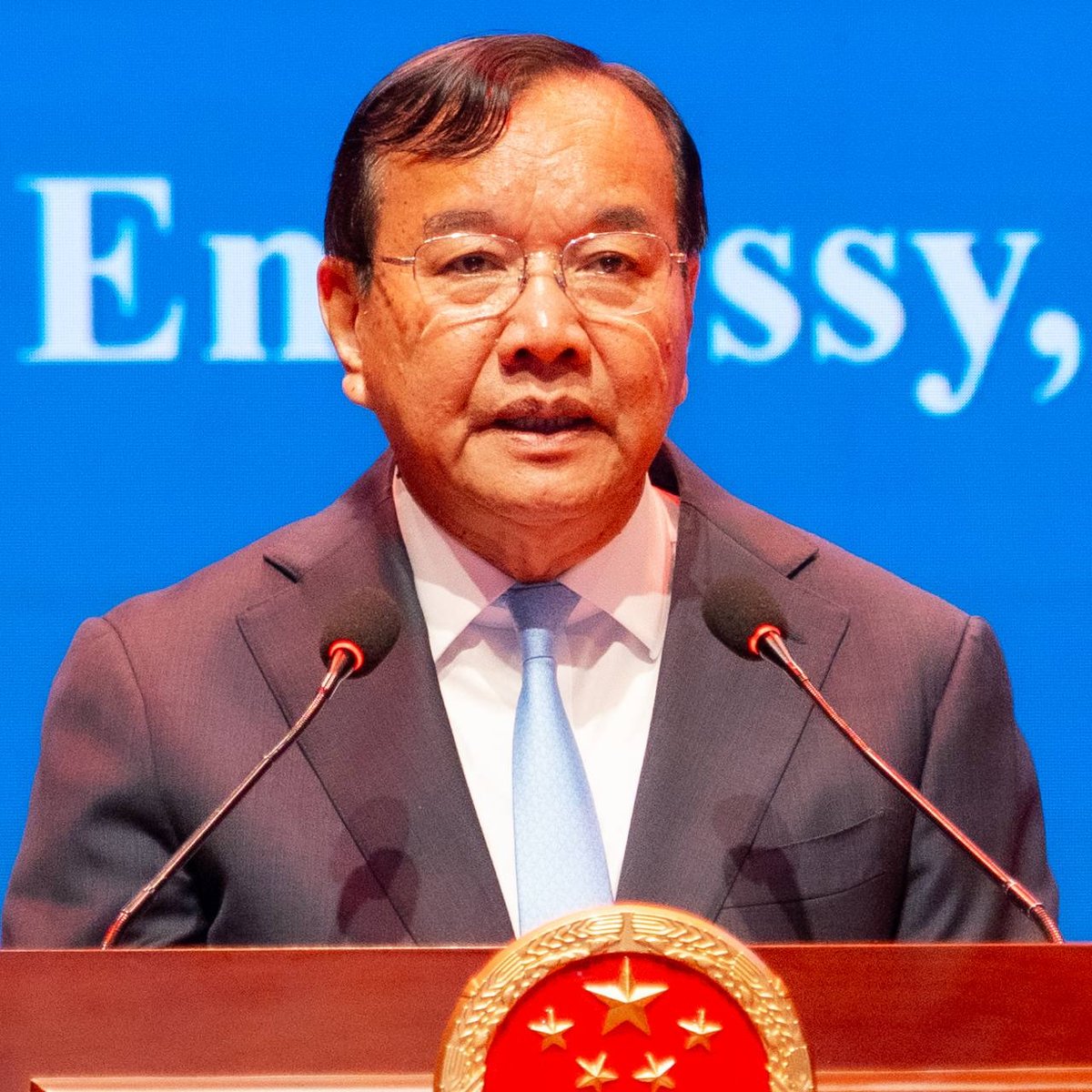 柬埔寨旅游部长出席庆祝中国建国77周年招待会,与中方代表共同
