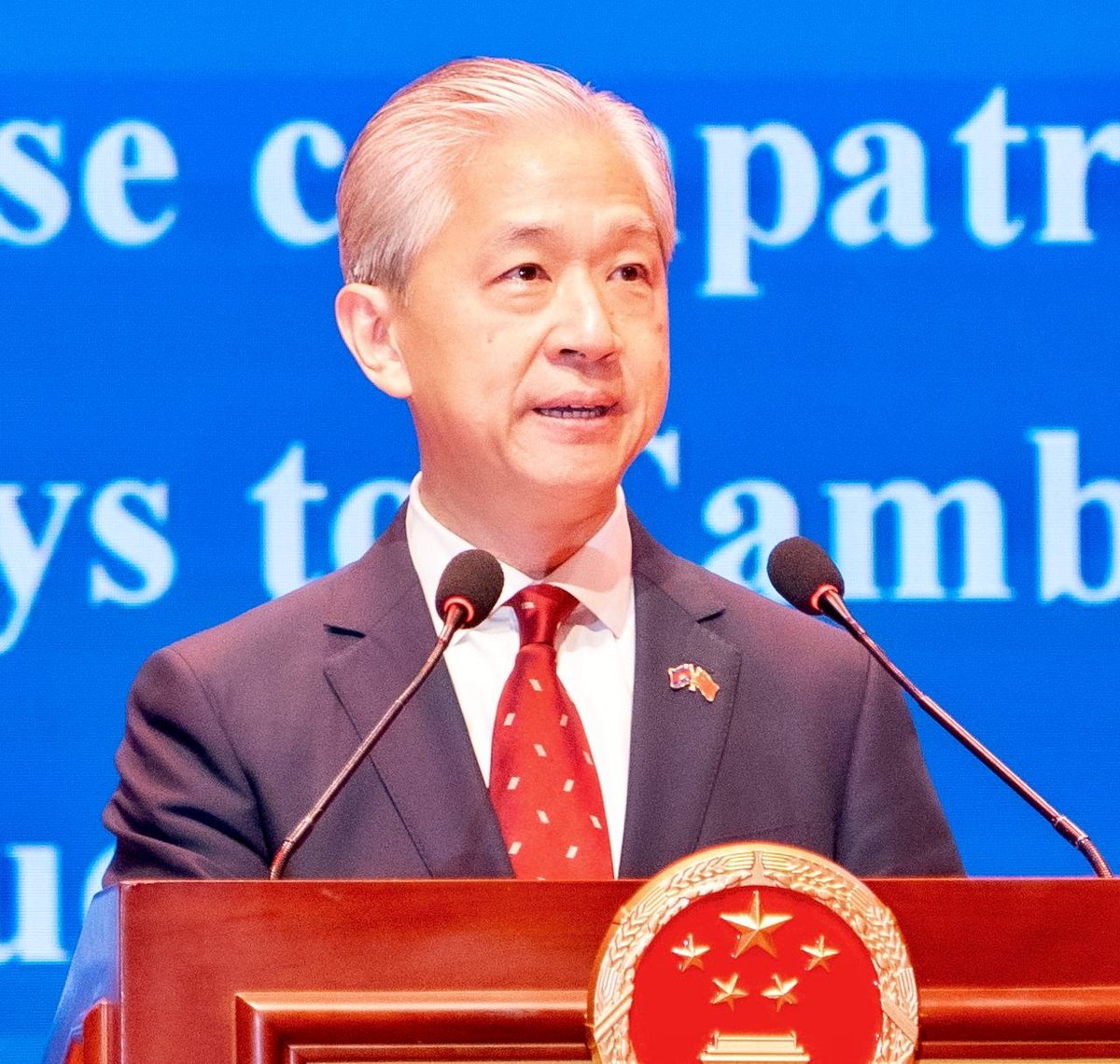 柬埔寨旅游部长出席庆祝中国建国77周年招待会,与中方代表共同