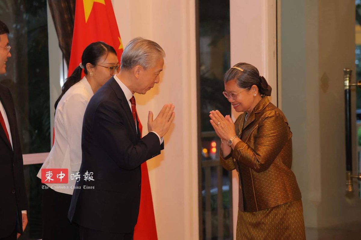 柬埔寨旅游部长出席庆祝中国建国77周年招待会,与中方代表共同