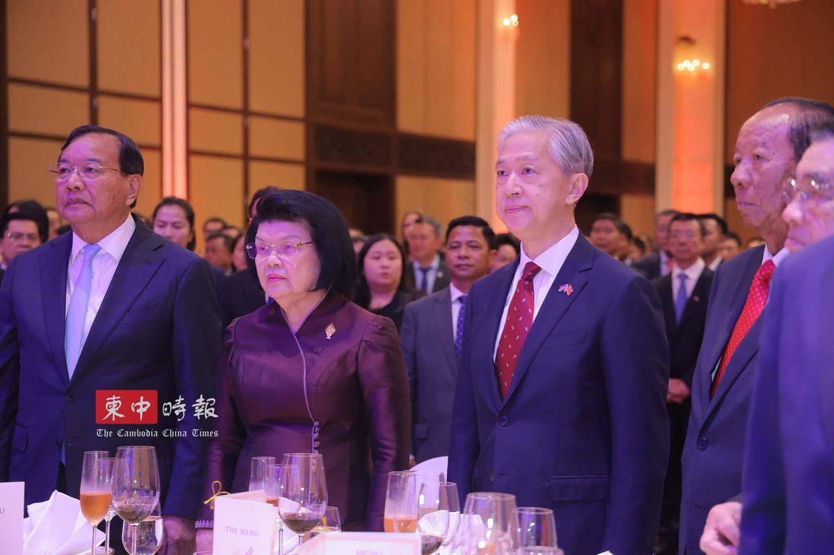 柬埔寨旅游部长出席庆祝中国建国77周年招待会,与中方代表共同