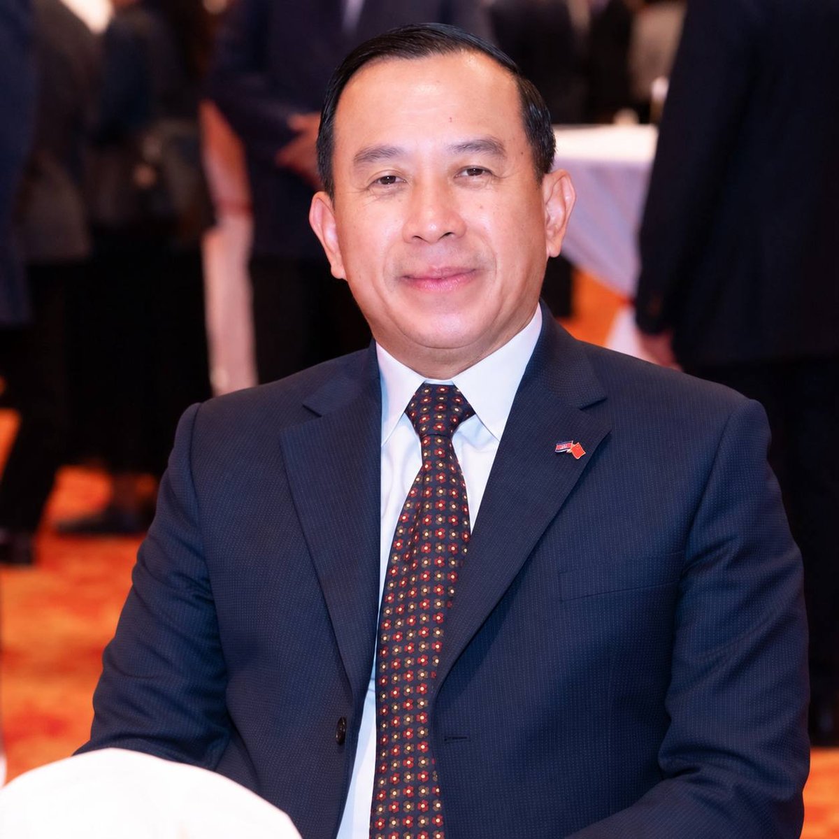 柬埔寨旅游部长出席庆祝中国建国77周年招待会,与中方代表共同