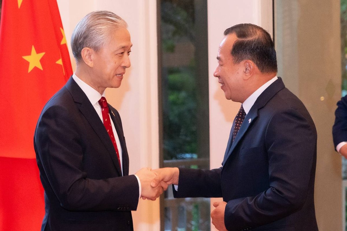 柬埔寨旅游部长出席庆祝中国建国77周年招待会,与中方代表共同