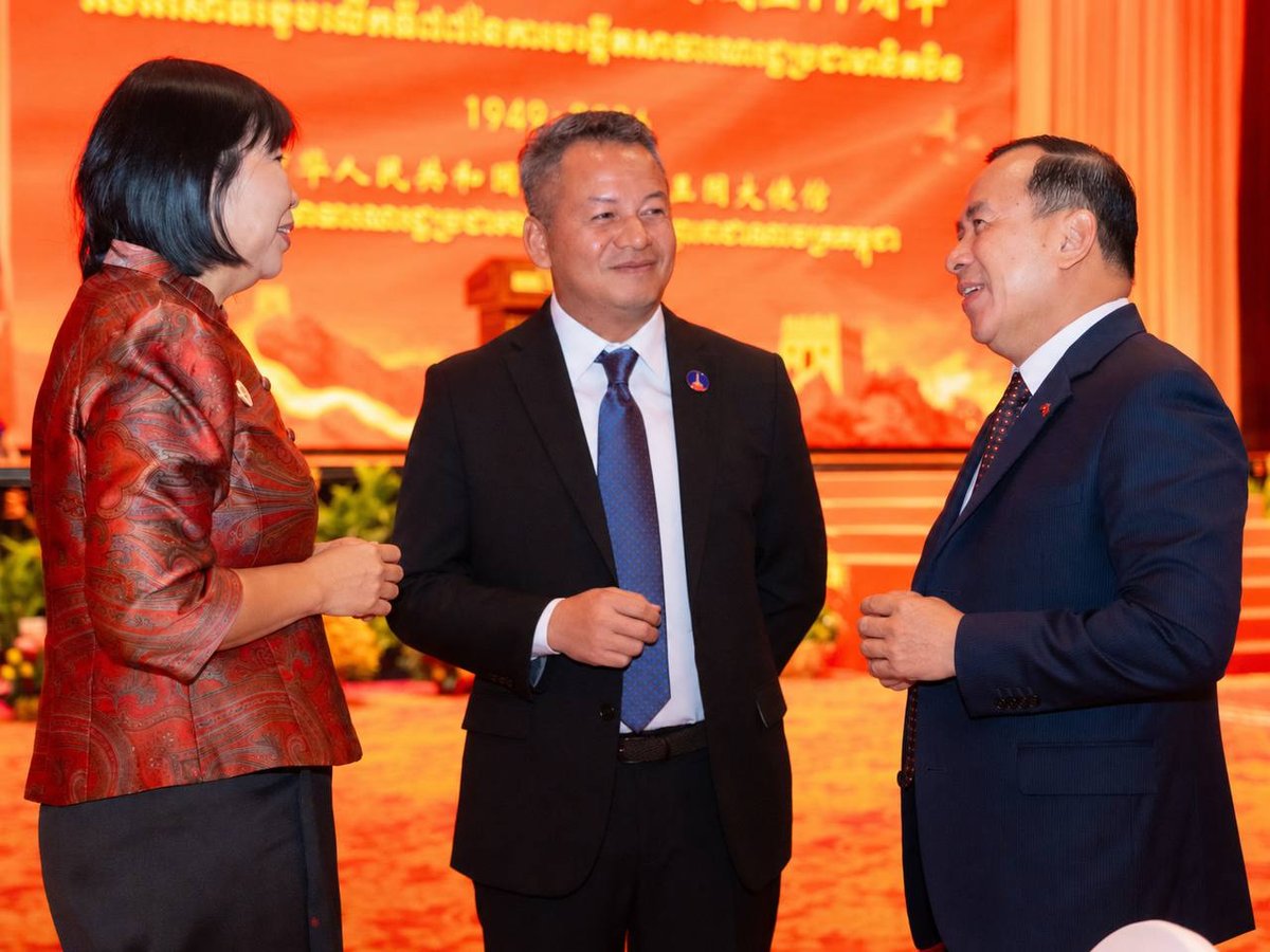 柬埔寨旅游部长出席庆祝中国建国77周年招待会,与中方代表共同