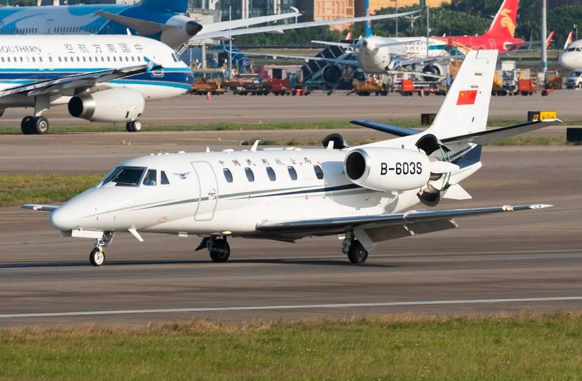 一架中国民航局校验飞机在金边德崇国际机场上空多次盘旋,推测正