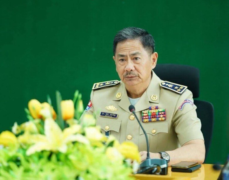 金边警方调查男子在交通标志牌处随地小便事件
