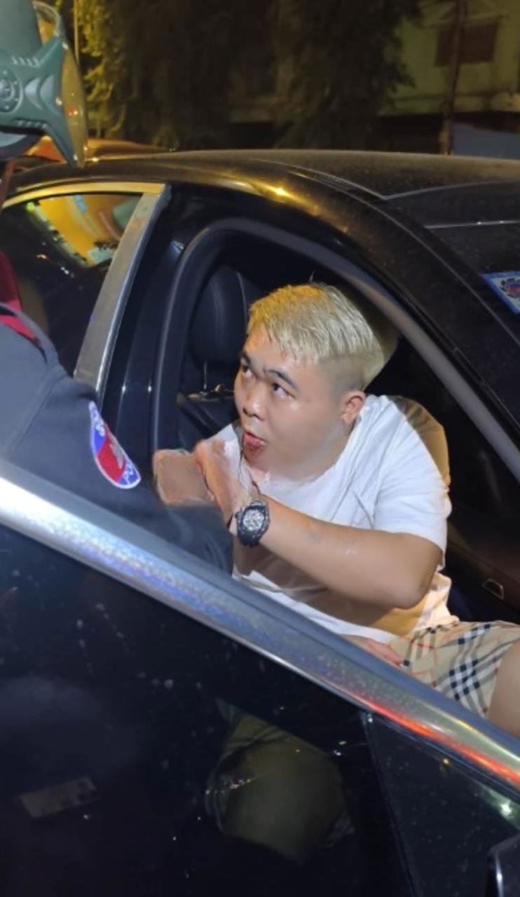 金边外籍男子醉驾迈巴赫沉睡 警员耗时1小时唤醒移送
