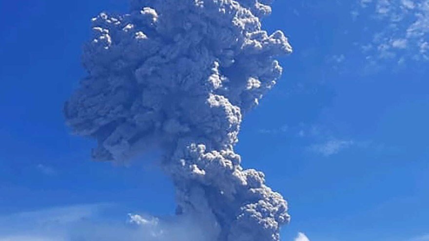 印尼火山喷发致雅加达机场关闭 200余航班受影响
