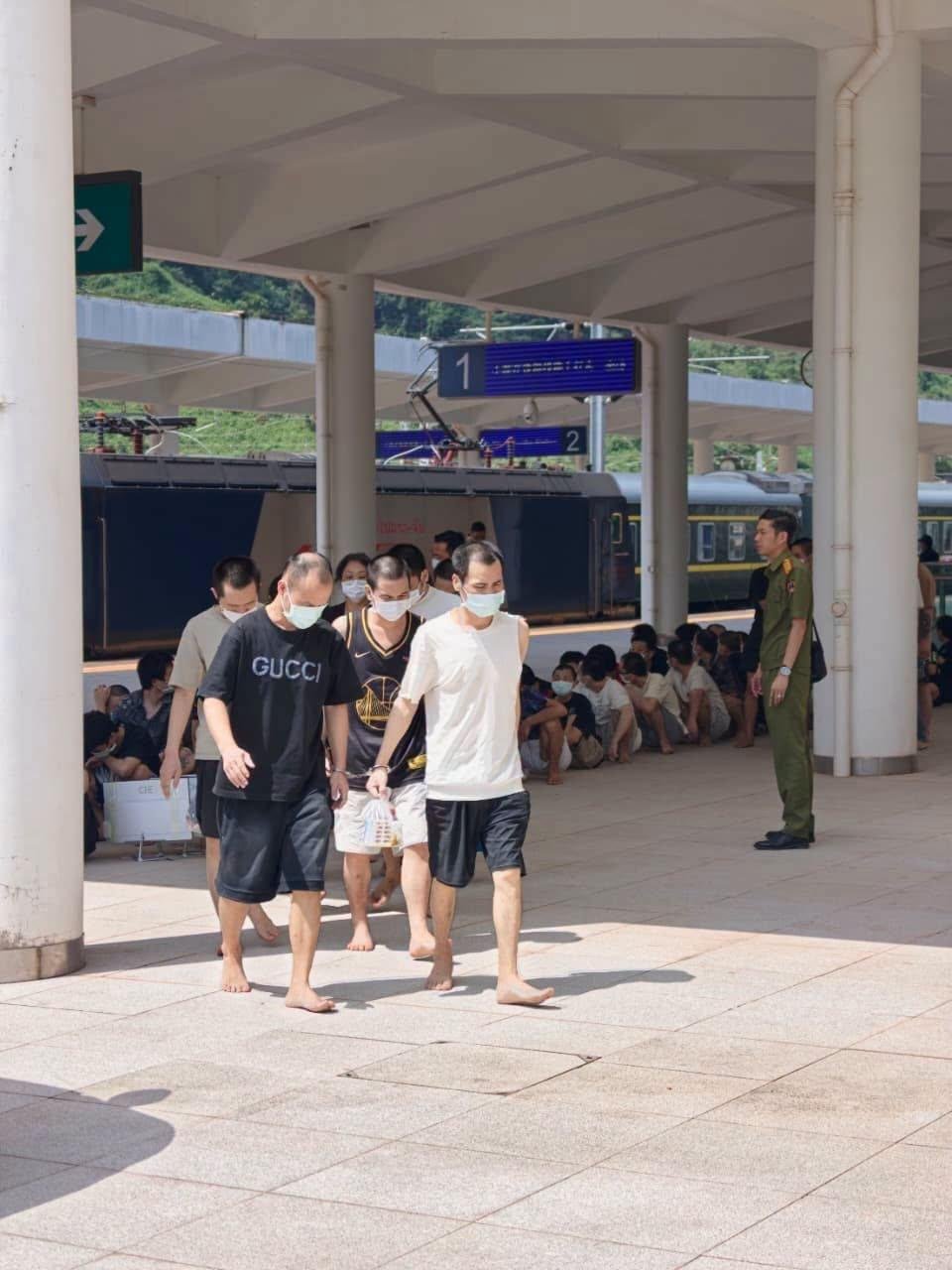老挝磨丁口岸移交142名中国籍嫌疑人 涉网诈与非法务工