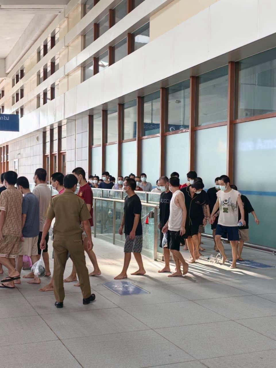 老挝磨丁口岸移交142名中国籍嫌疑人 涉网诈与非法务工