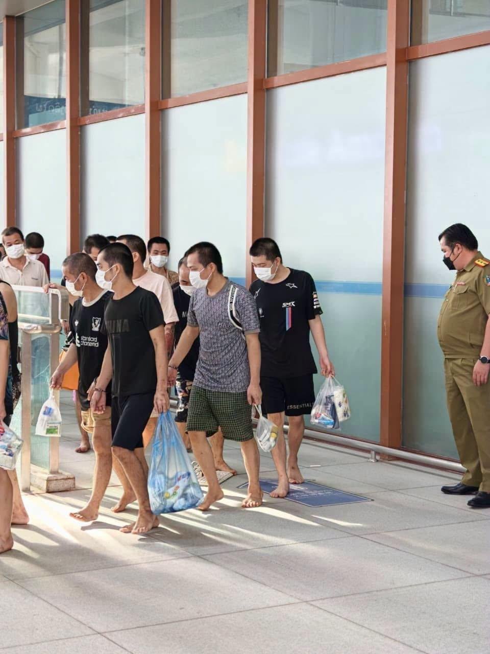 老挝磨丁口岸移交142名中国籍嫌疑人 涉网诈与非法务工