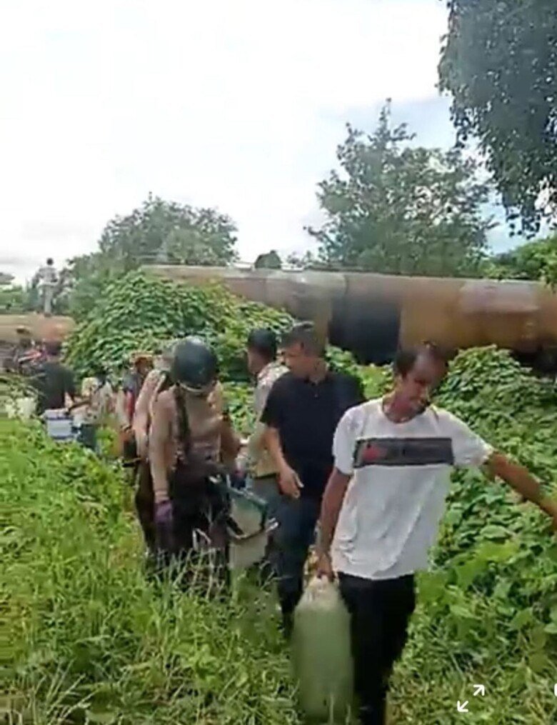 火车脱轨导致燃油泄漏 村民哄抢燃油
