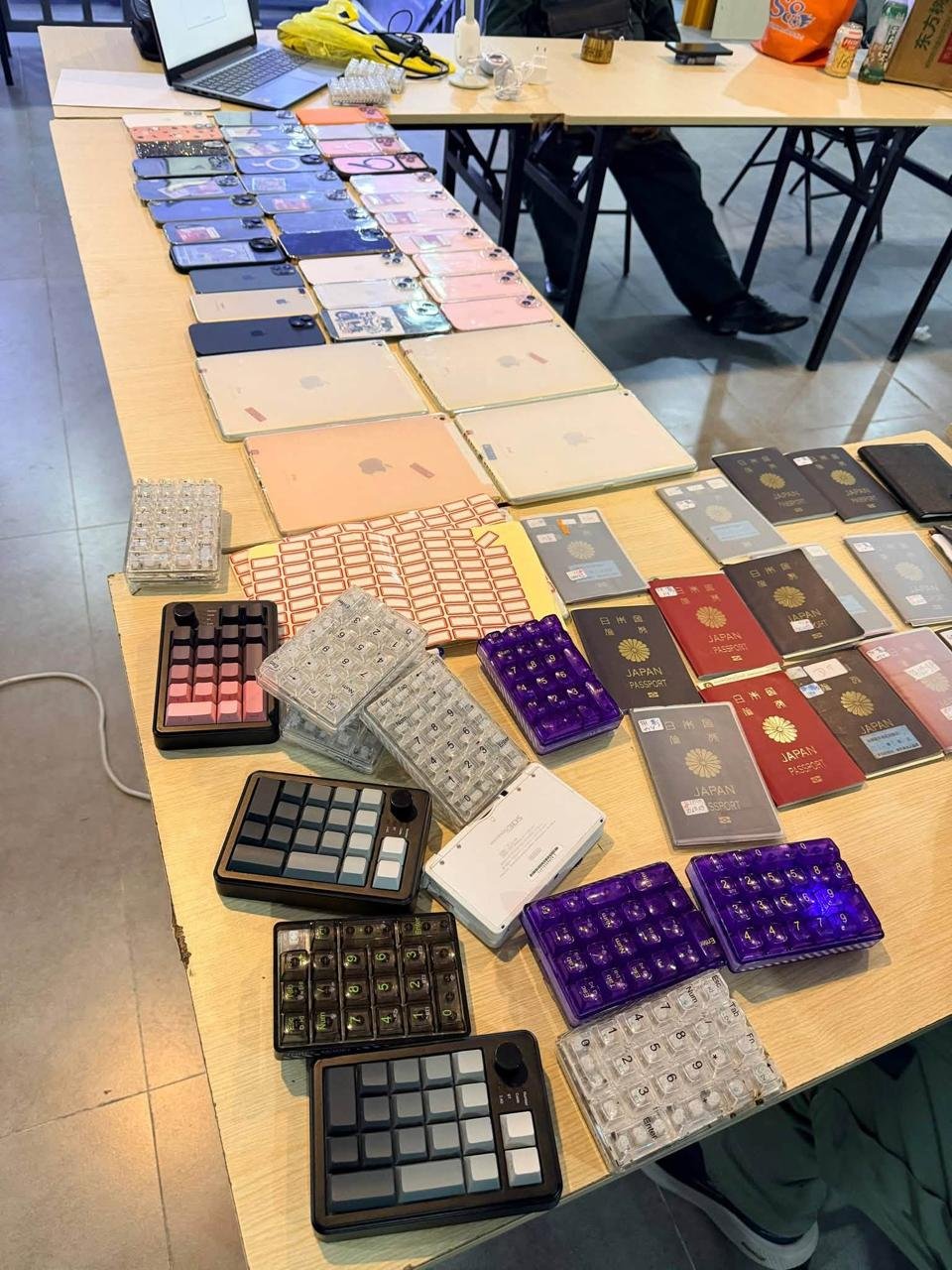 柴桢省巴域市突查网诈窝点 逮捕4人查获大批护照
