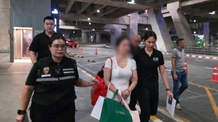 一名32岁中国籍女子因涉嫌组织卖淫被中国警方通缉,在泰国素万