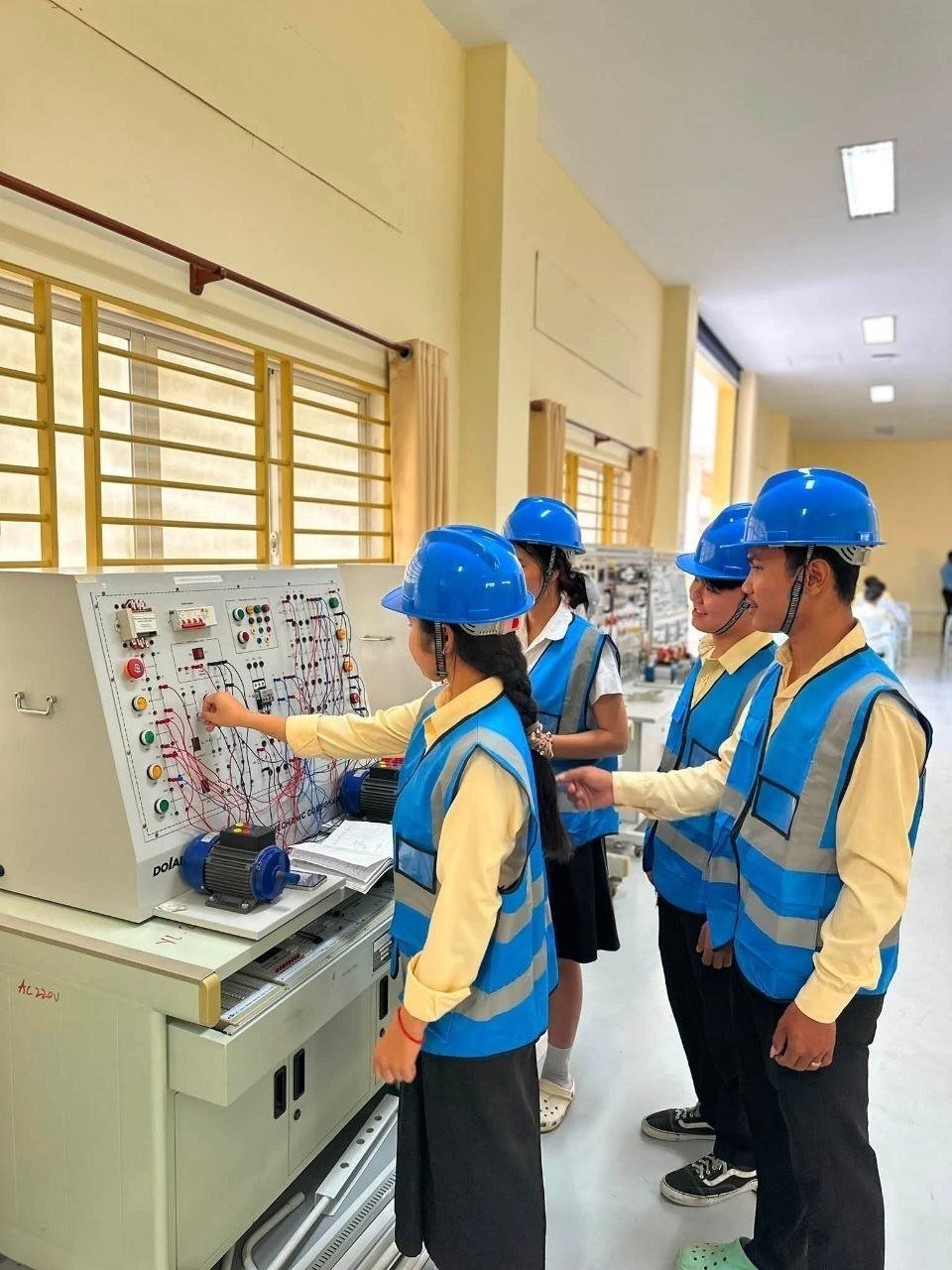 实居省理工学院三年培养近万名技术人才 助力青年就业