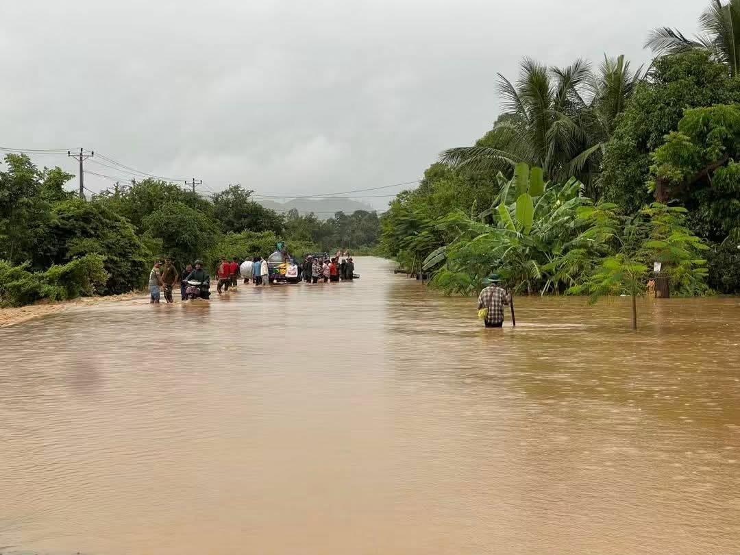 拜林省连日暴雨引发洪涝 居民需警惕防范