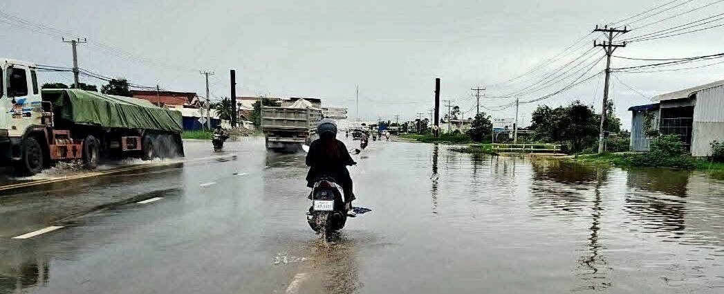 受持续降雨影响,4号公路部分路段出现积水,目前水位有所回落,