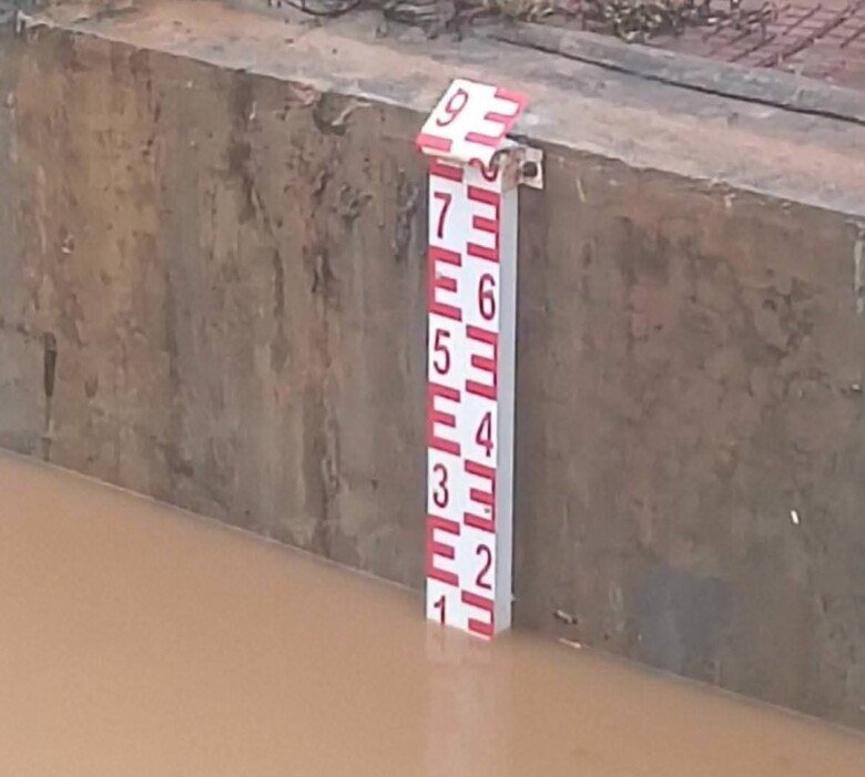 受持续降雨影响,马德望市桑克河水位急剧上涨,已导致市区多条街