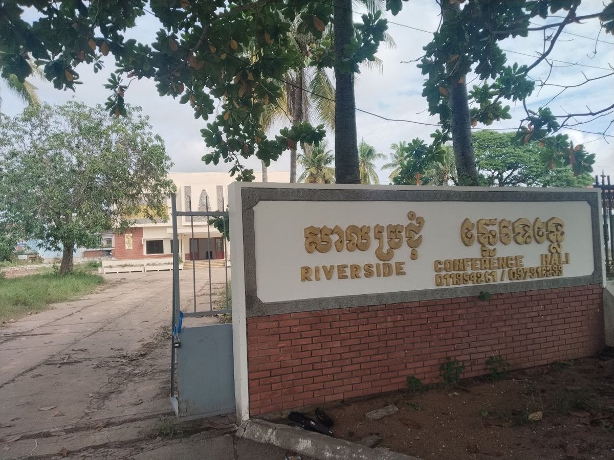 媒体报道金边河岸会议厅附近土地疑似被违规分割,并被开发为住宅