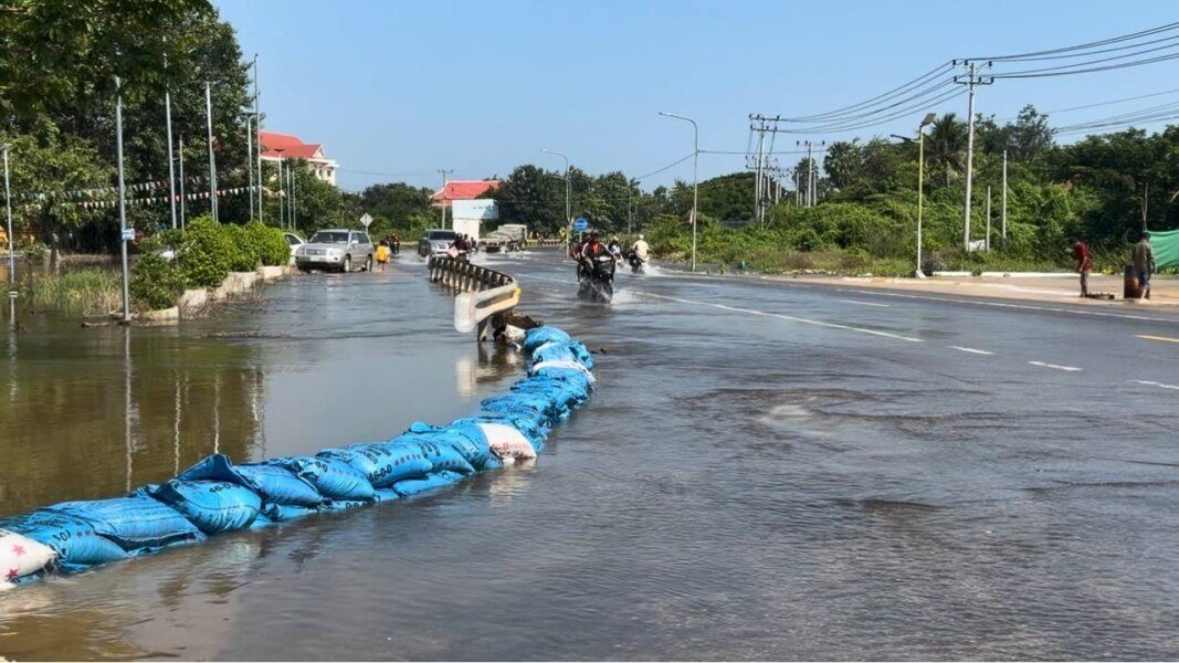 诗梳风市遭遇洪水 5号公路及停车场受阻