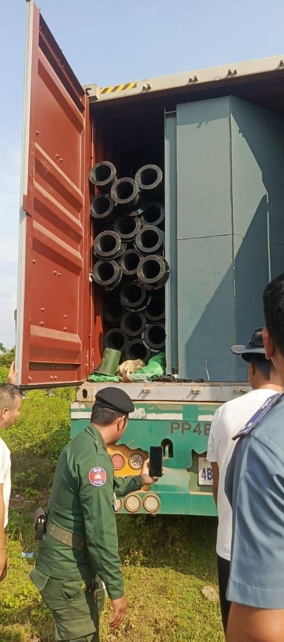 上丁省封存11辆集装箱车 涉嫌非法采矿设备
