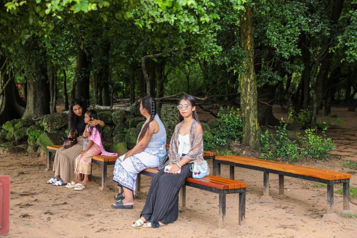 仙女机构在吴哥窟景区增设休息座椅 提升游客体验