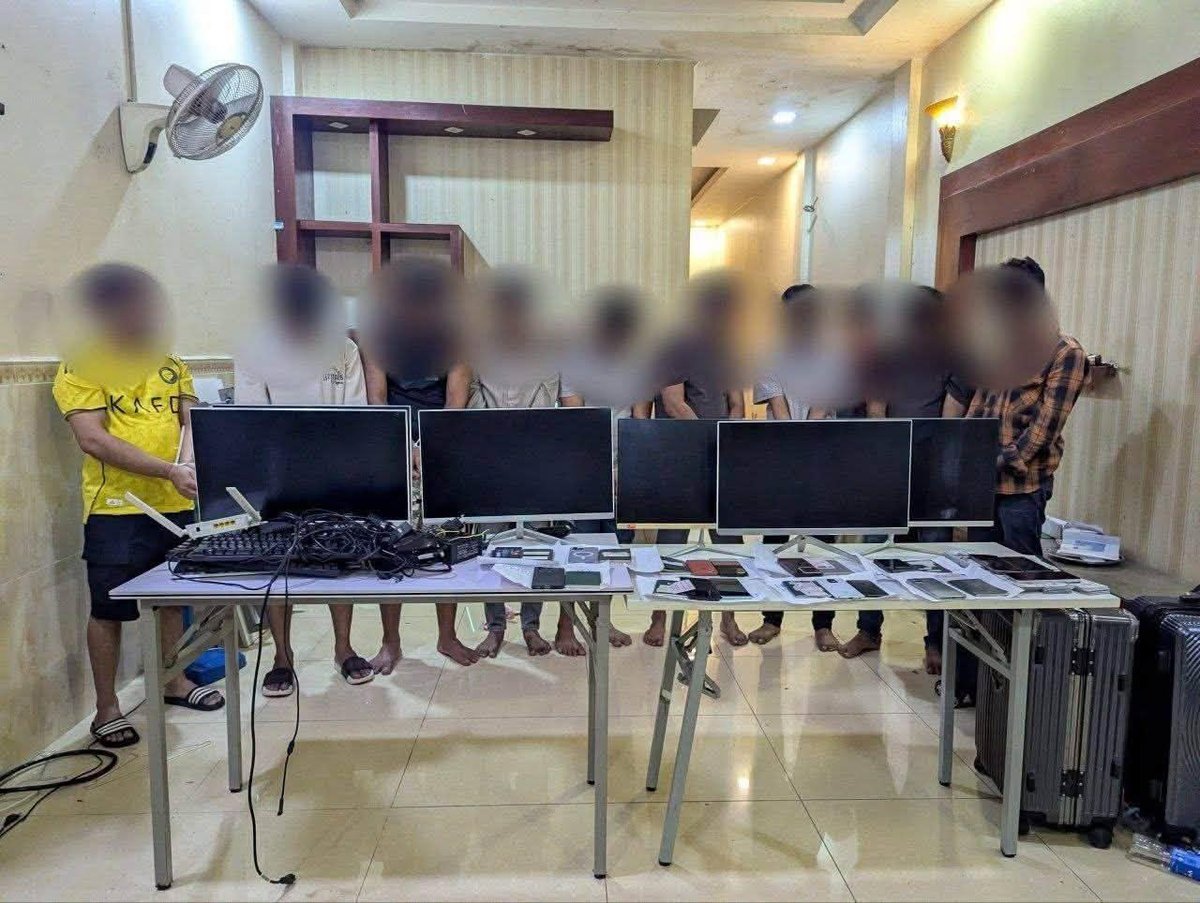 金边朗哥区警方在行政检查中捣毁一处网络诈骗窝点,抓获9名孟加