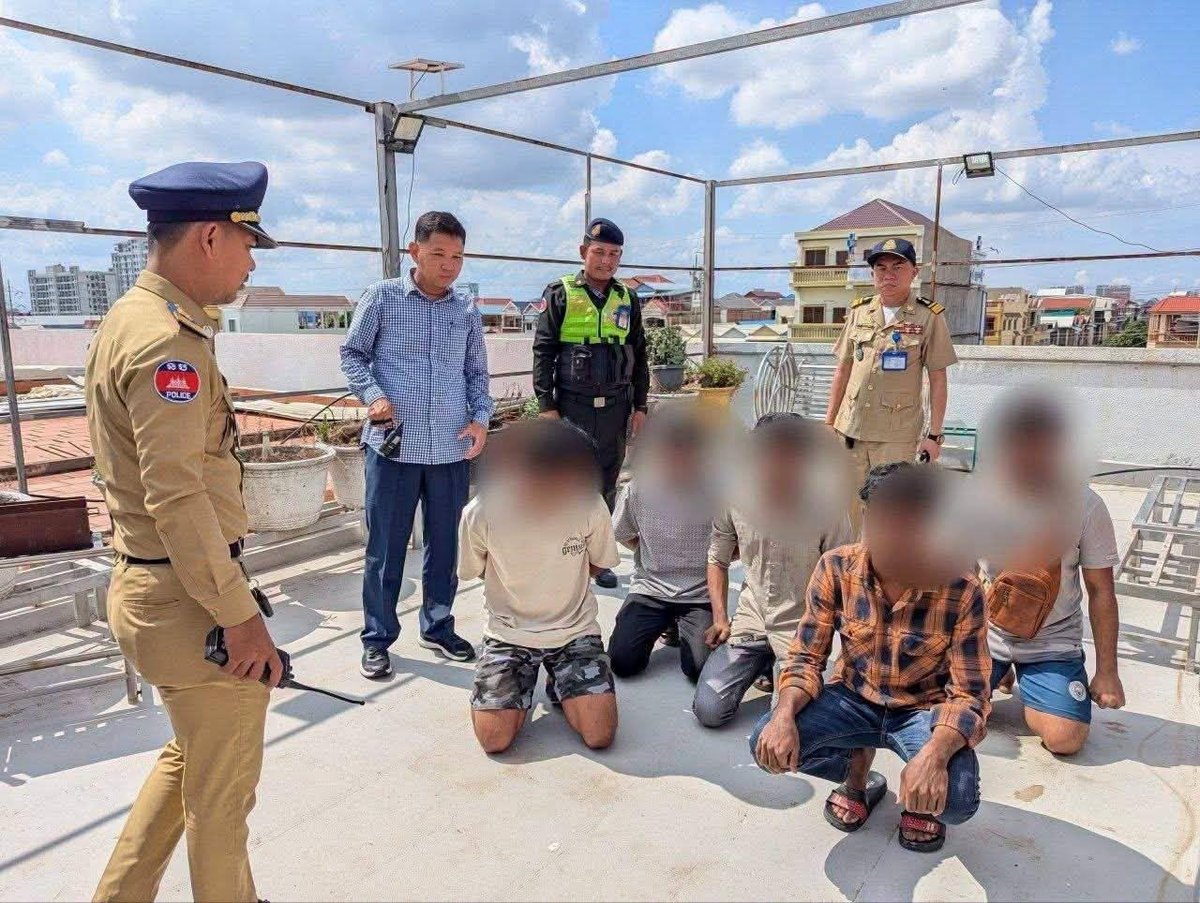 金边朗哥区警方在行政检查中捣毁一处网络诈骗窝点,抓获9名孟加