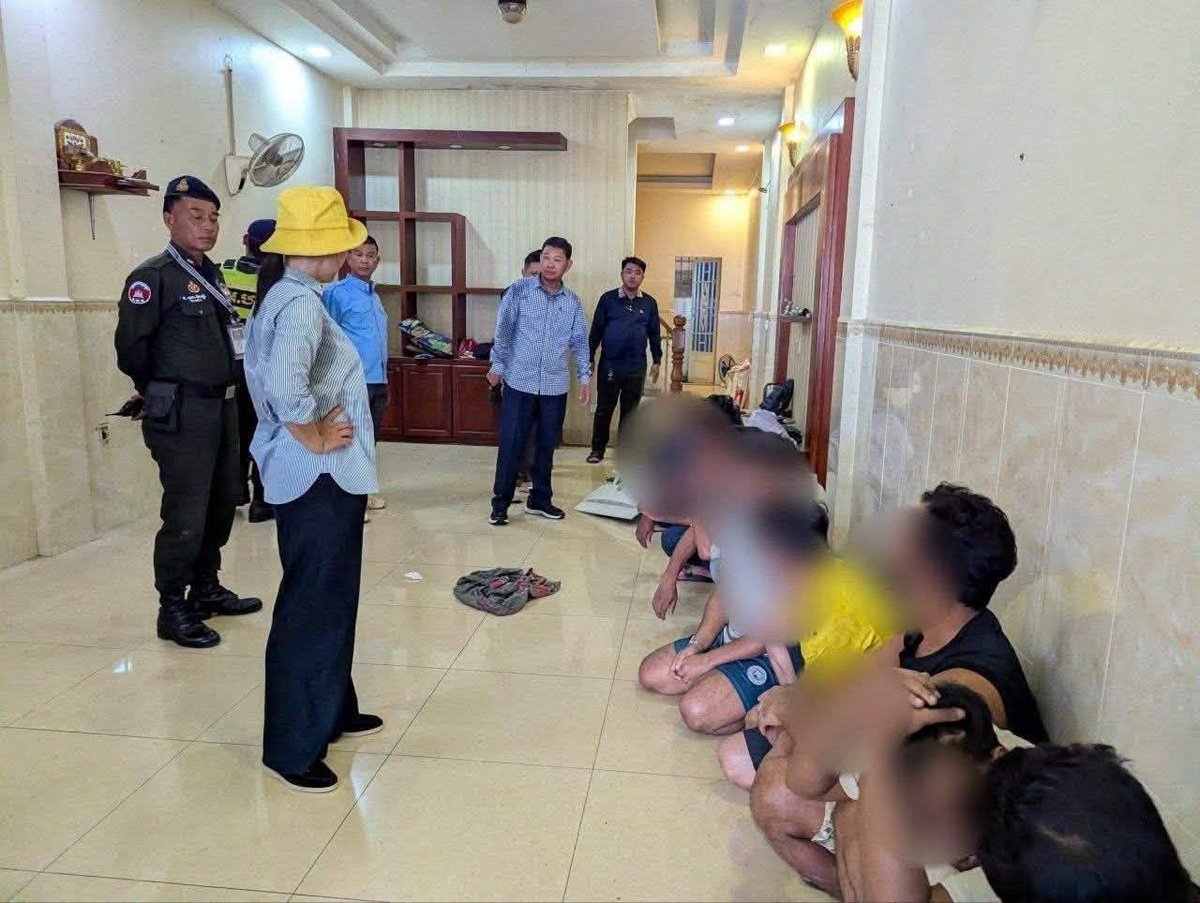 金边朗哥区警方在行政检查中捣毁一处网络诈骗窝点,抓获9名孟加