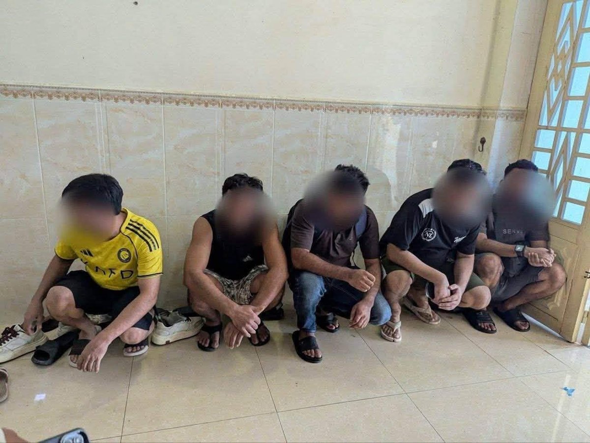 金边朗哥区警方在行政检查中捣毁一处网络诈骗窝点,抓获9名孟加