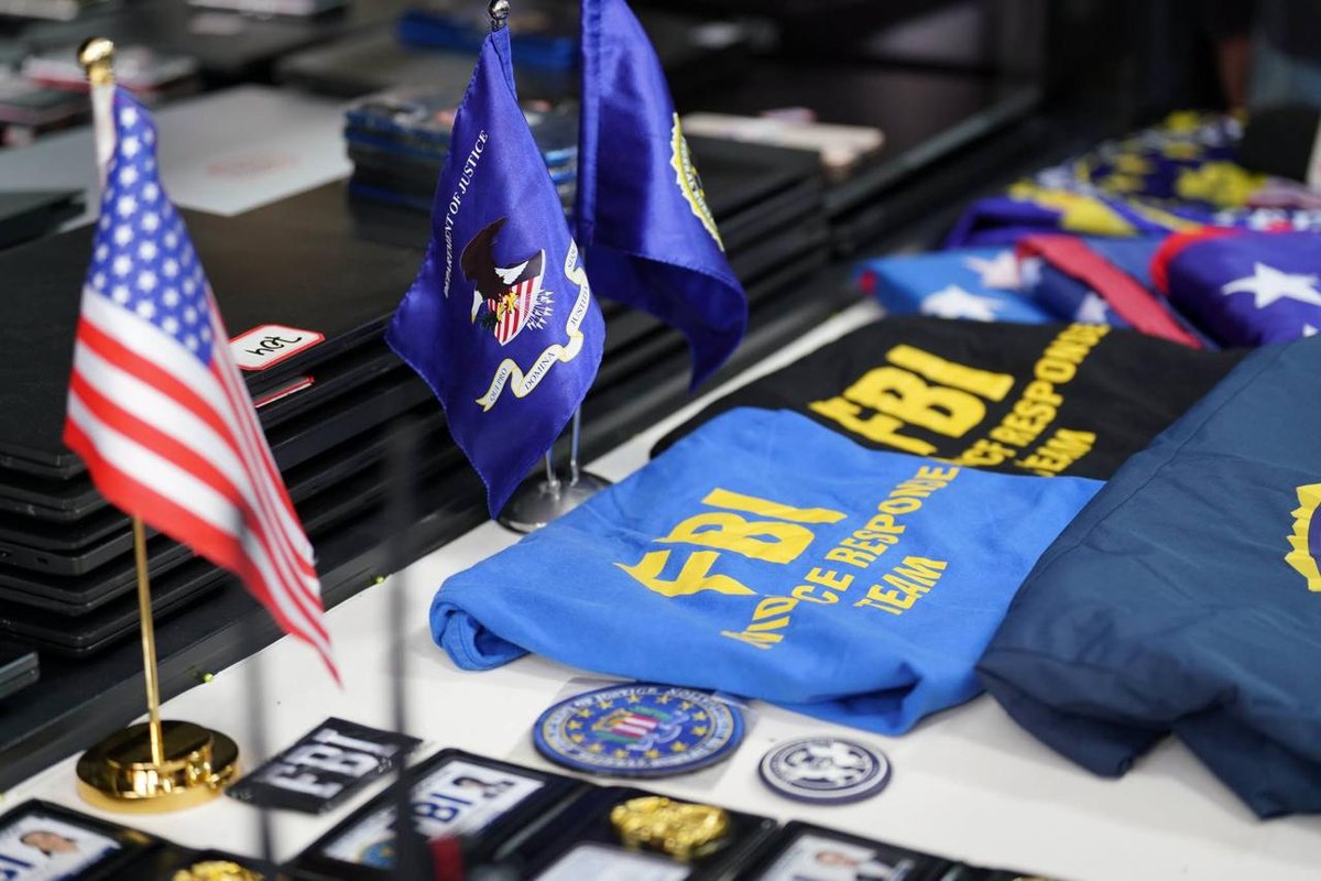 金边市警察局展示打击网诈缴获物证 披露作案手段