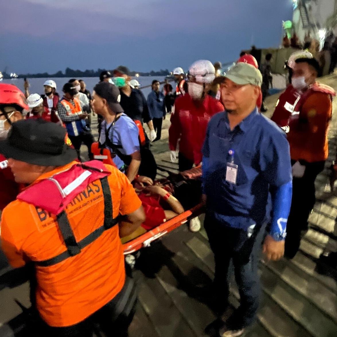 印尼爪哇海域客轮沉没 造成6死129人失踪