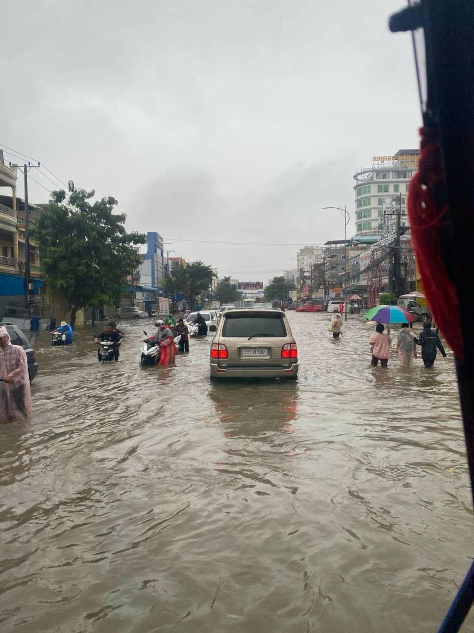 西港强降雨引发道路积水 气象部发布雷暴预警
