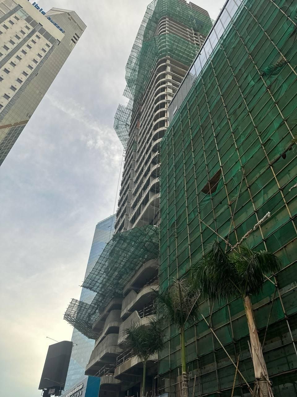 金边钻石岛建筑工地工人聚集讨薪 涉及拖欠2个月工资