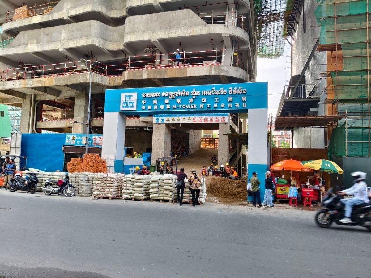金边钻石岛建筑工地工人聚集讨薪 涉及拖欠2个月工资