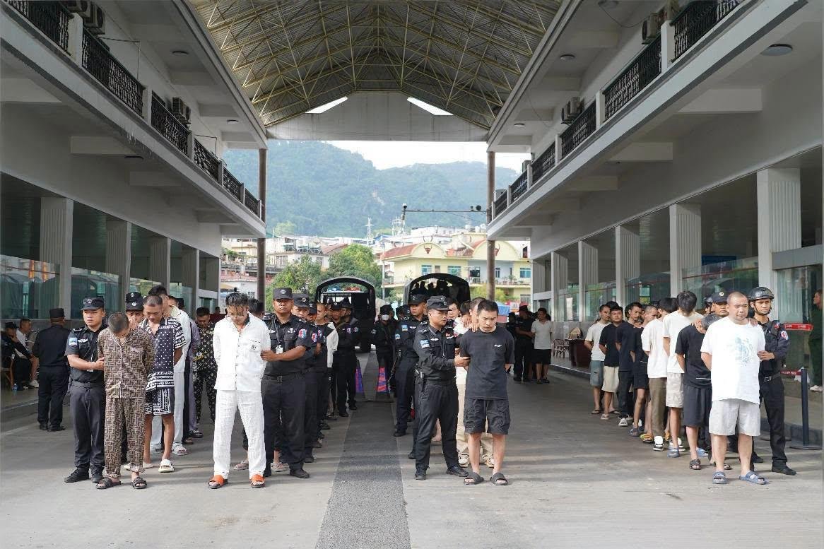 依据中缅司法警务合作协议,佤邦向中方移交64名涉诈人员,包括
