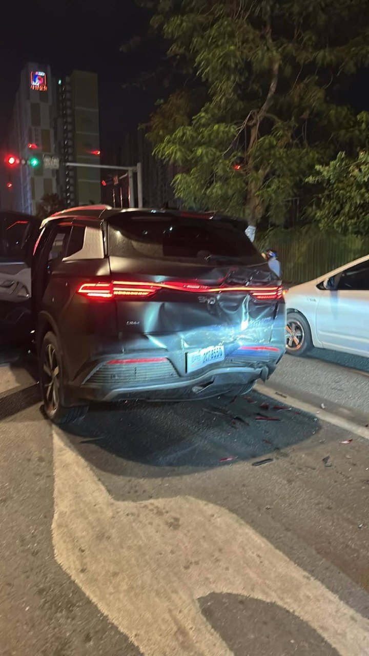水净华区红绿灯路口发生追尾事故 涉及BYD车辆