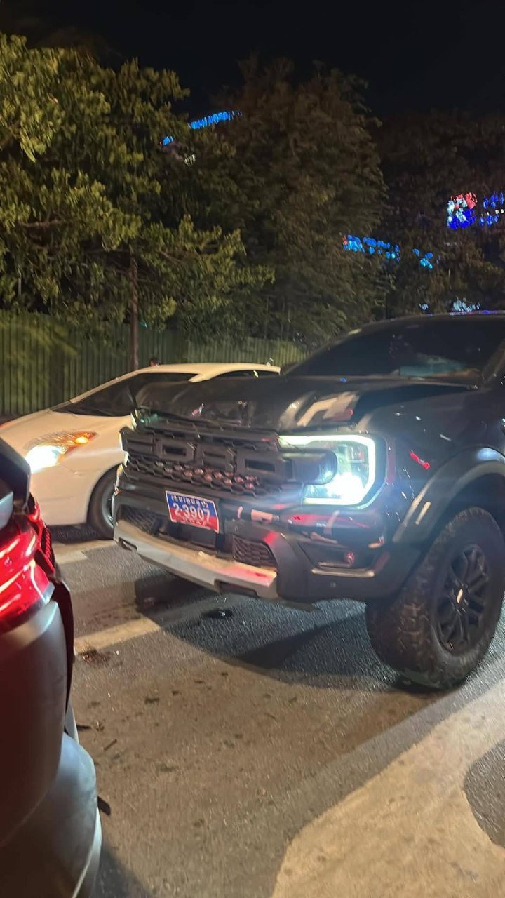 水净华区红绿灯路口发生追尾事故 涉及BYD车辆