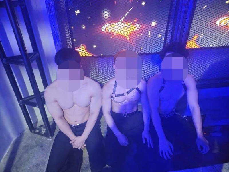 马来西亚移民局突袭吉隆坡一家夜店,逮捕4名无证外籍男子,其中
