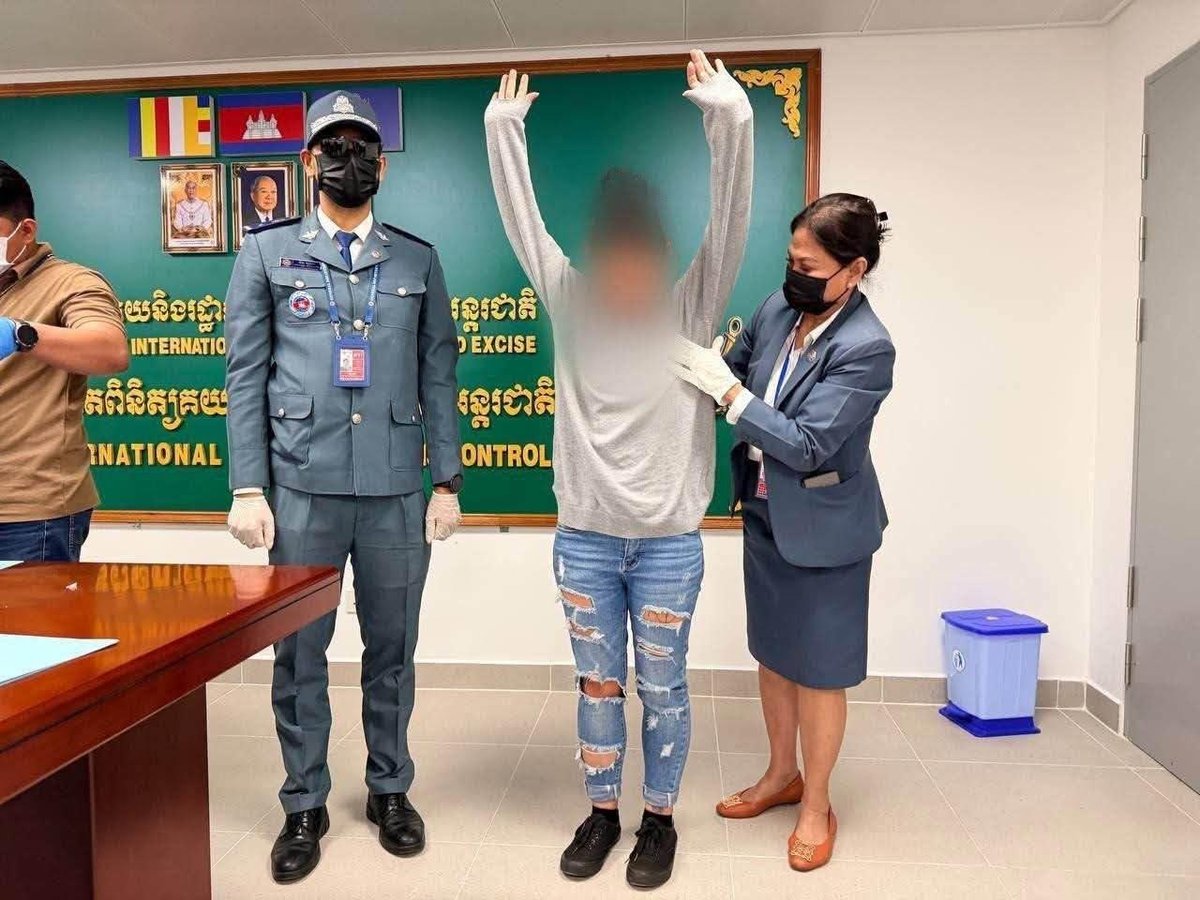 9月22日，2名外籍旅客在德崇国际机场入境时，被海关与移民警