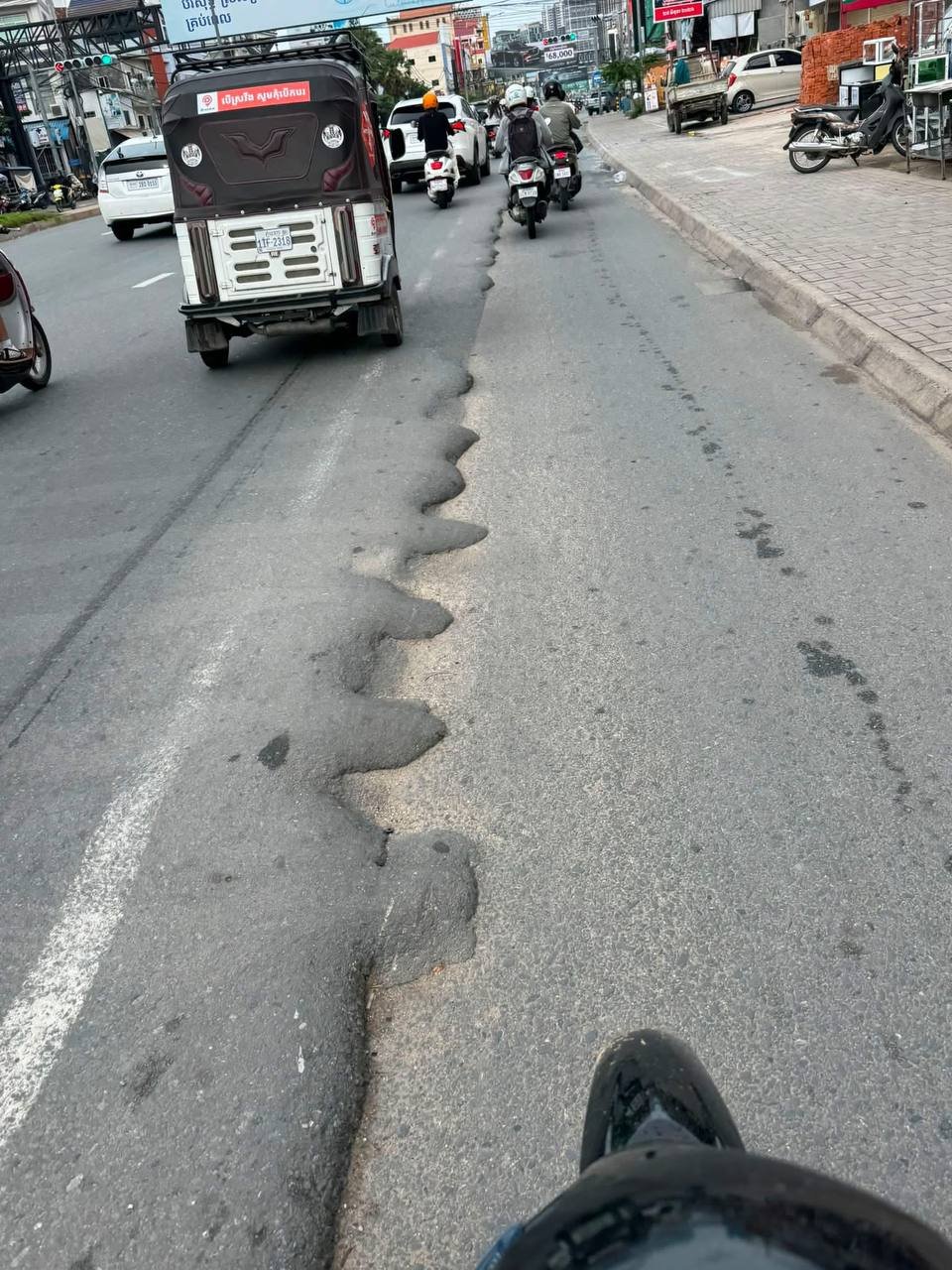 金边1号公路铁桥头路段路况恶劣 存在安全隐患
