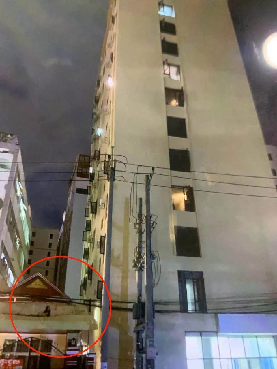 西港发生女子坠楼事件 坠落后仍清醒并持续使用手机