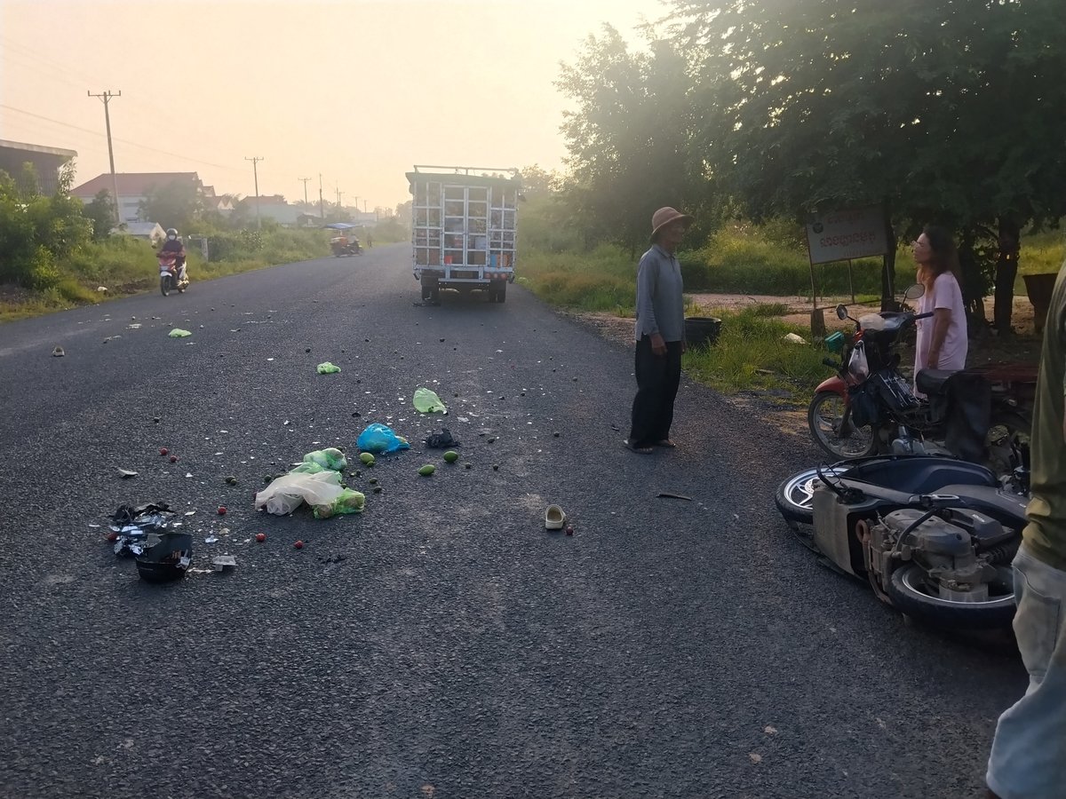 8号公路发生严重车祸 汽车与摩托车相撞致人受伤