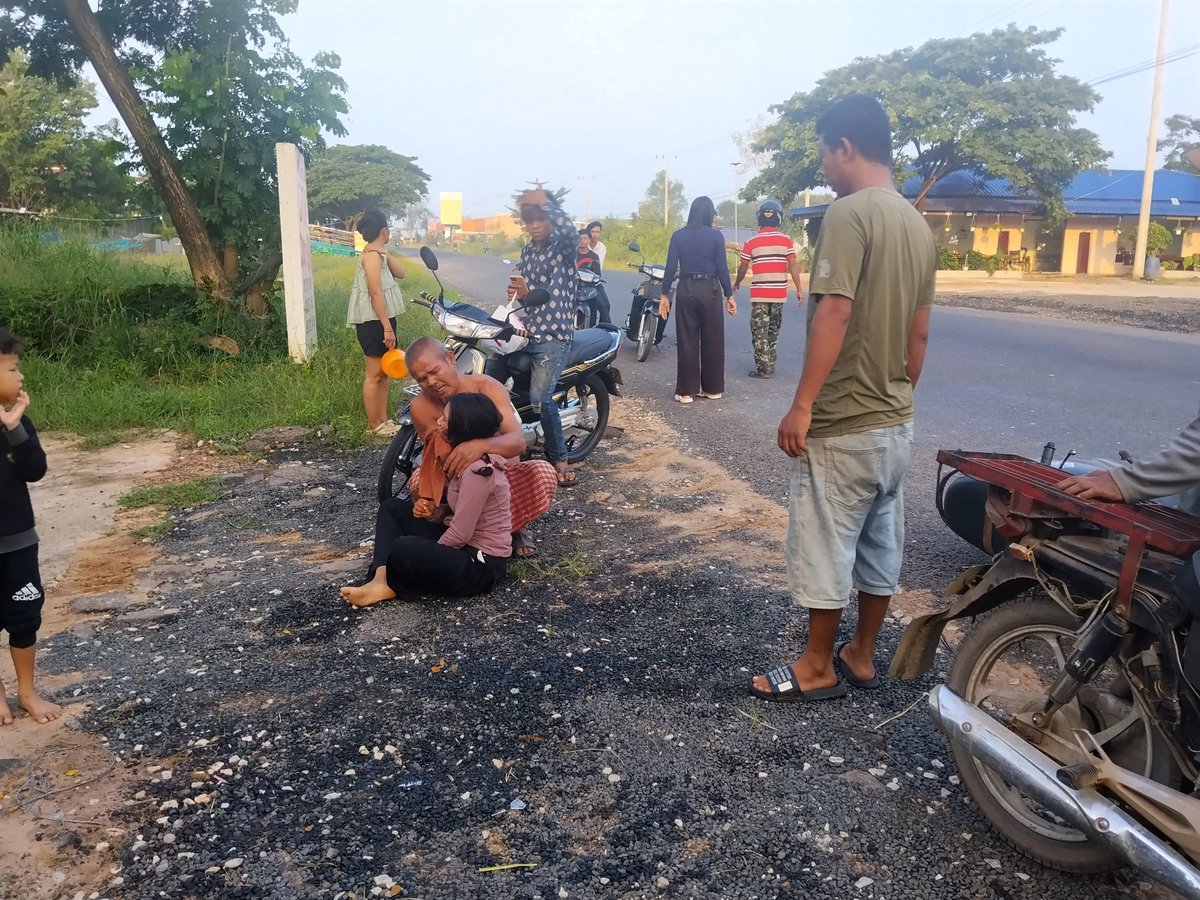 8号公路发生严重车祸 汽车与摩托车相撞致人受伤