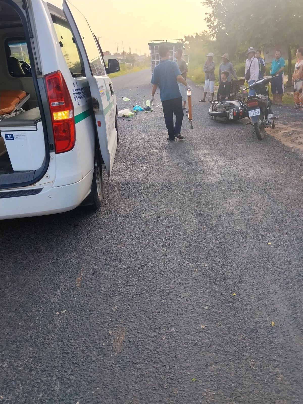 8号公路发生严重车祸 汽车与摩托车相撞致人受伤