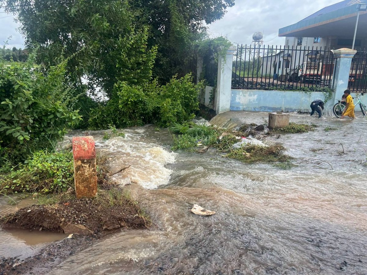 特本克蒙省72号公路路段受损严重 强降雨致路基塌陷