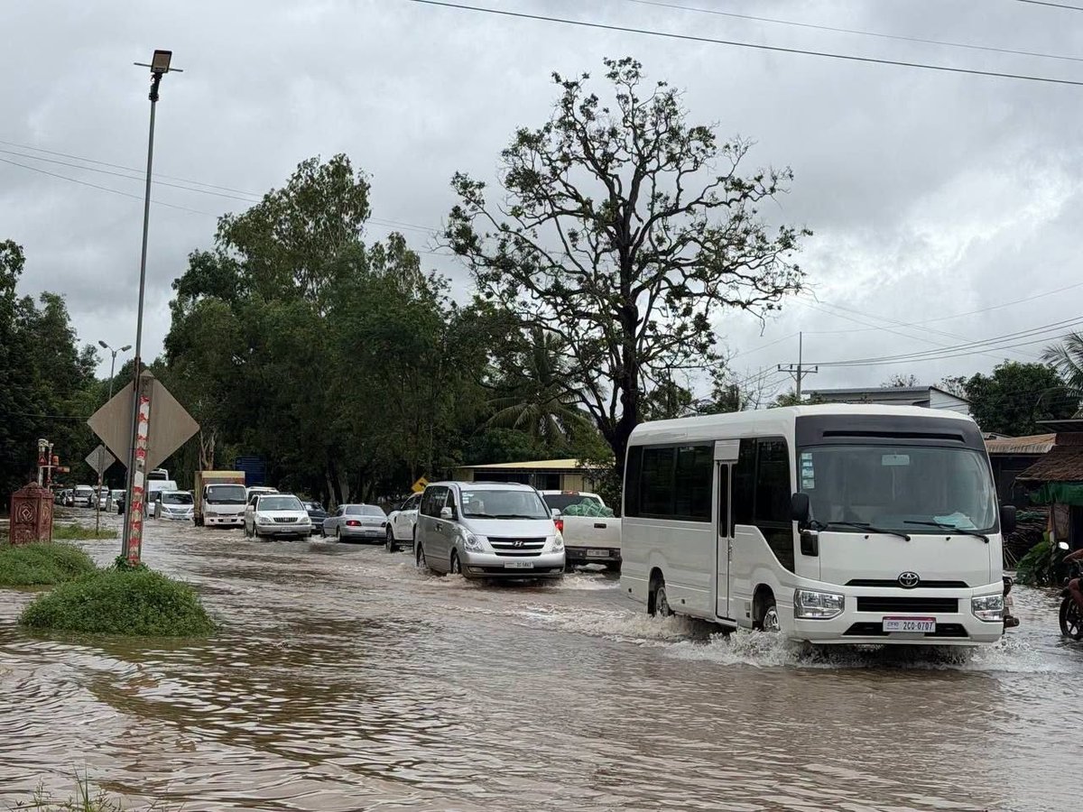 暹粒多条道路因洪涝临时禁行大型车辆